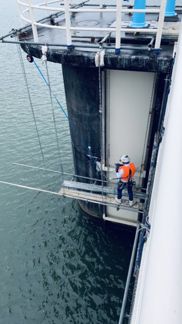 点検用　吊り足場工事｡